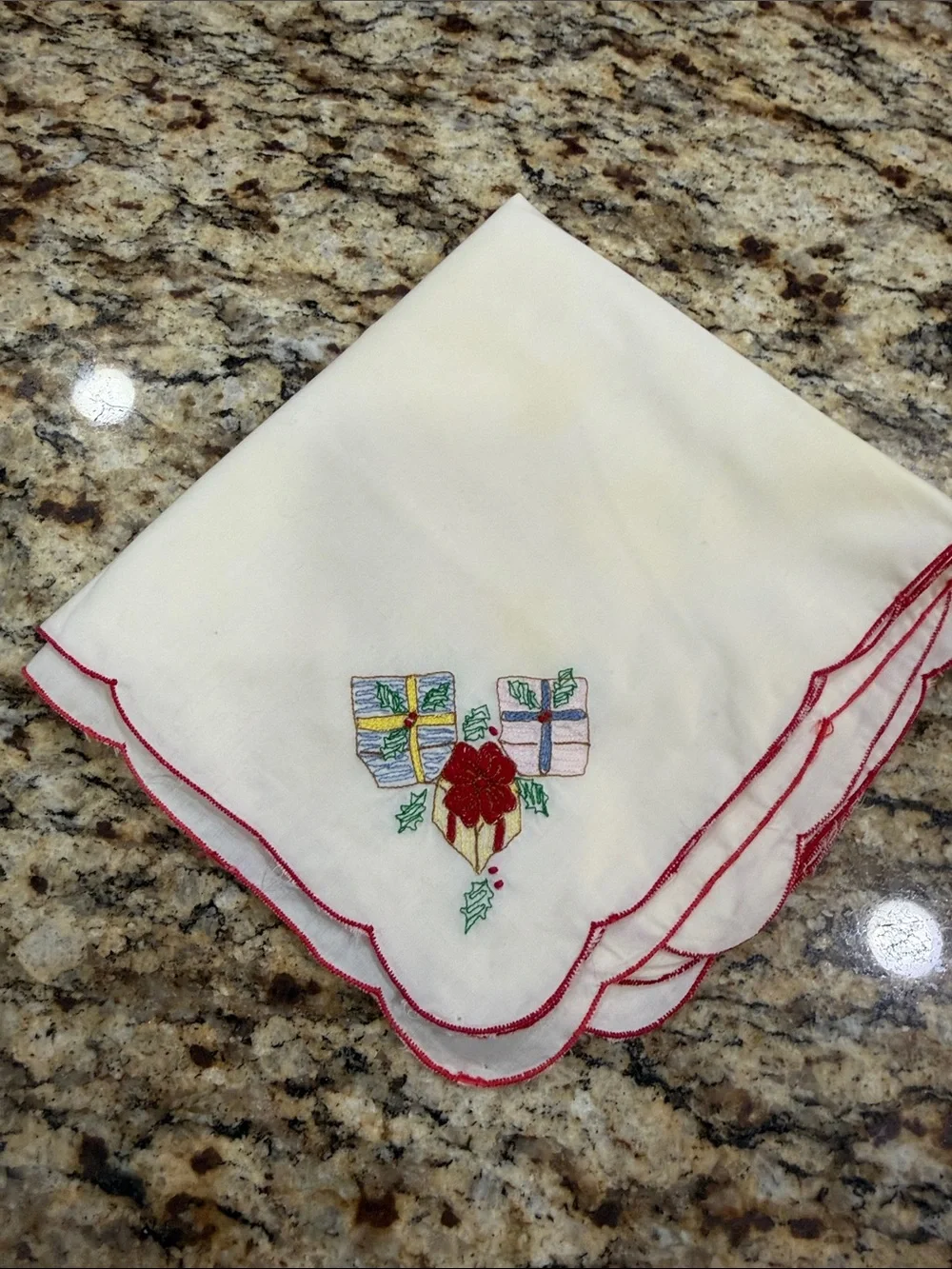 Vintage 60 inch Round White Embroidered Christmas Tree Tablecloth and 4 Napkins
